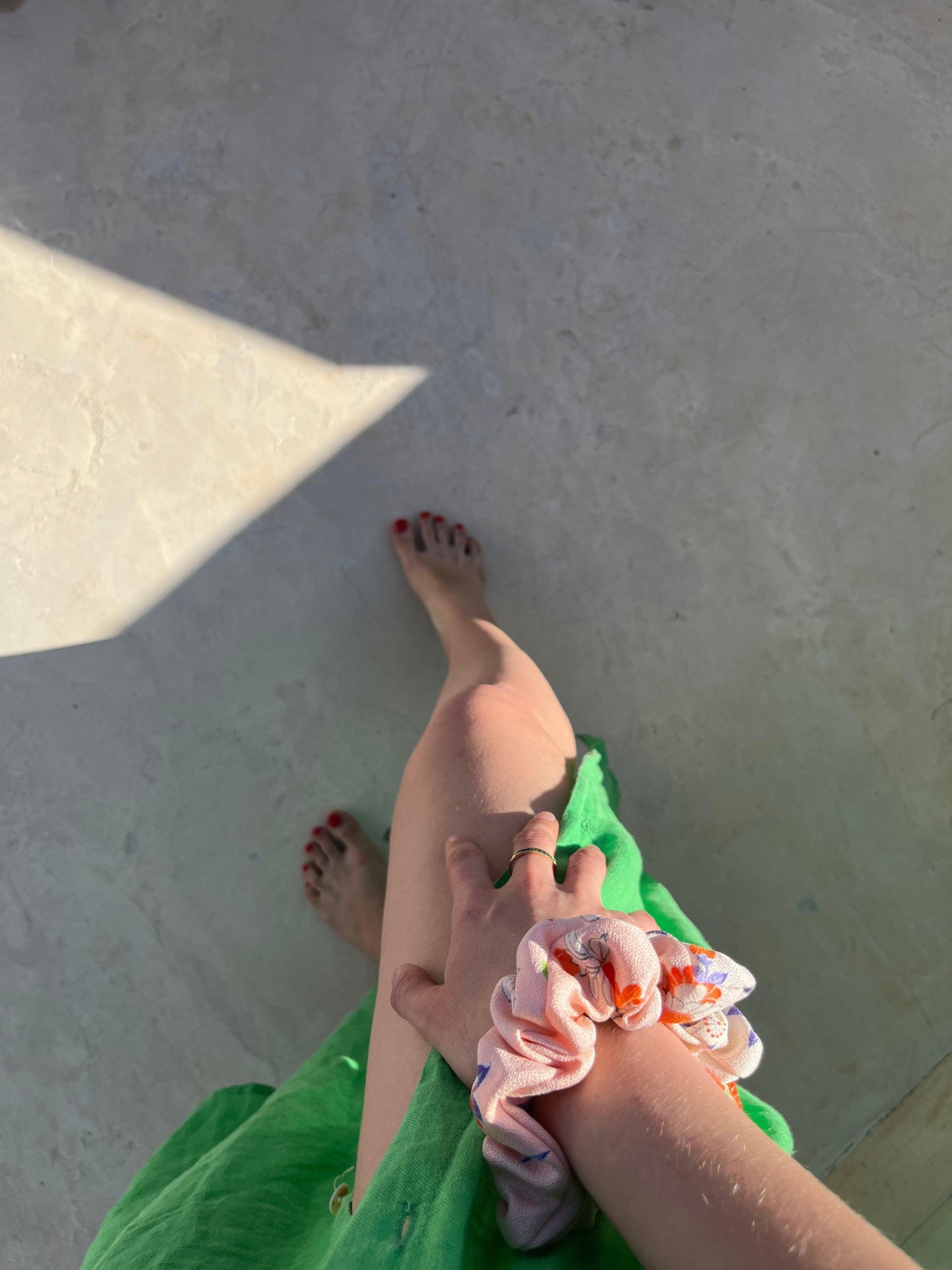 Scrunchie aus Seide Rosa Blumen - sleepyphoenix