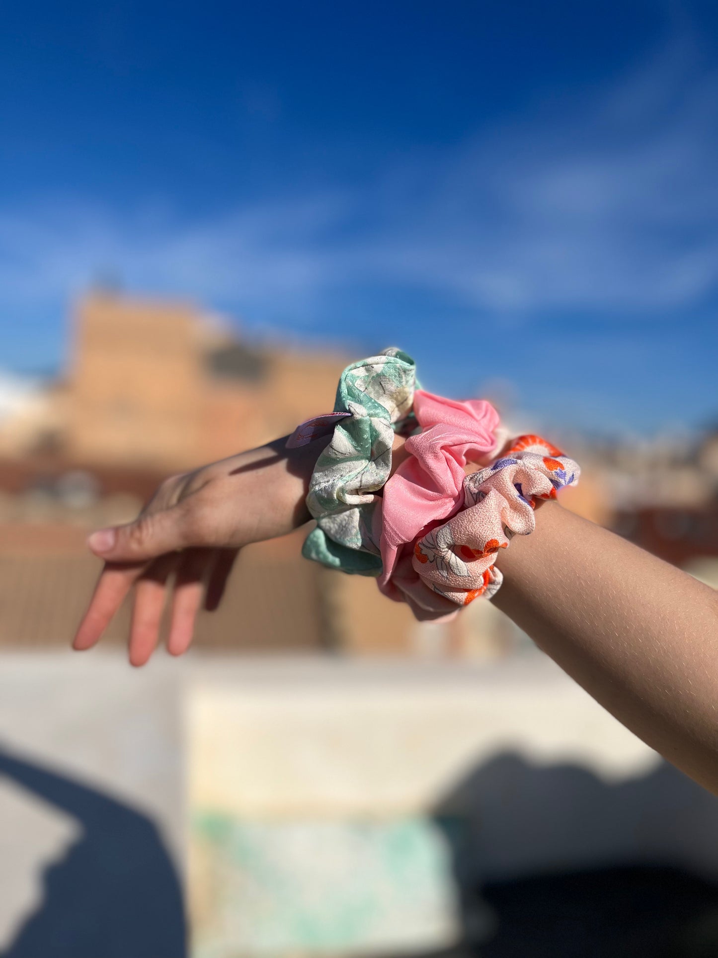 Scrunchie aus Seide Rosa Blumen - sleepyphoenix